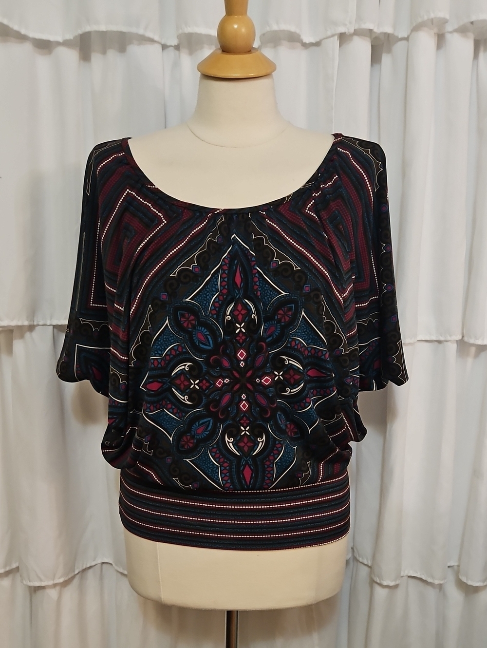 Vintage Candie's Y2K geometric medallion print dolman sleeve top.